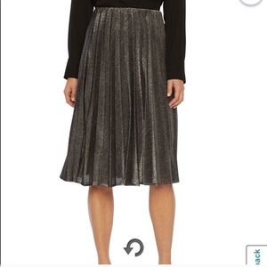 3/$25 silver/gunmetal grey pleated skirt w/ lining